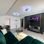 Apartment S&s 1 Bedroom With Balcony And Garden Free Parking At Location 2 Spaces