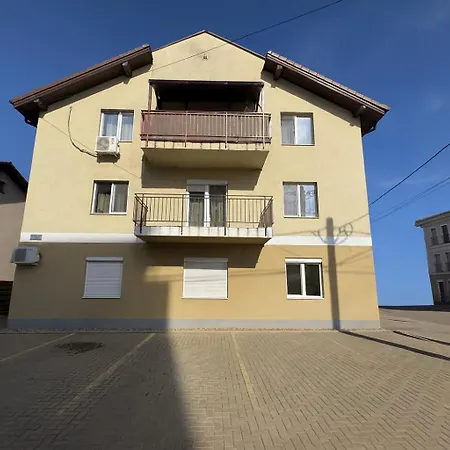 S&s 1 Bedroom With Balcony And Garden Free Parking At Location 2 Spaces *