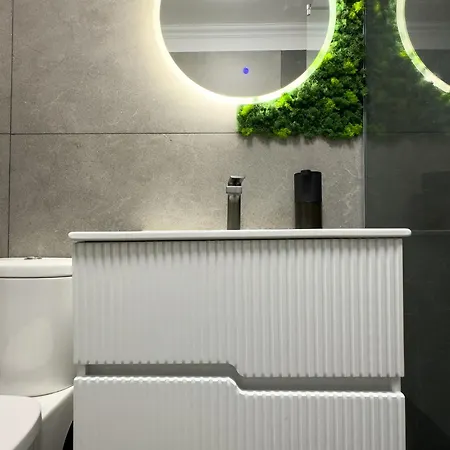 S&s 1 Bedroom With Balcony And Garden Free Parking At Location 2 Spaces *