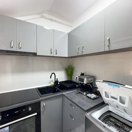 S&s 1 Bedroom With Balcony And Garden Free Parking At Location 2 Spaces דירה