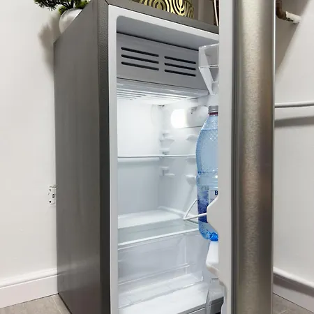 S&s 1 Bedroom With Balcony And Garden Free Parking At Location 2 Spaces דירה