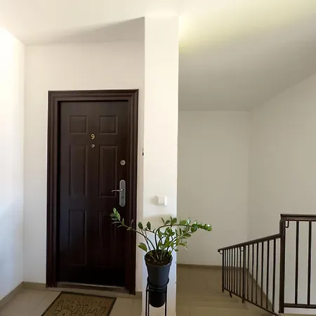 Apartment S&s 1 Bedroom With Balcony And Garden Free Parking At Location 2 Spaces *