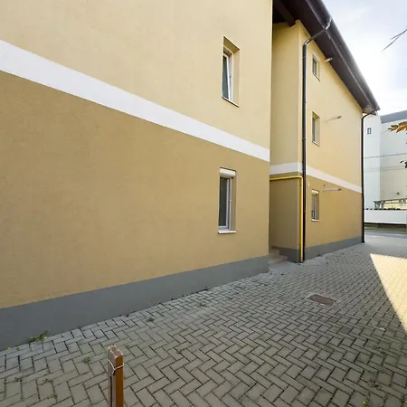 S&s 1 Bedroom With Balcony And Garden Free Parking At Location 2 Spaces *