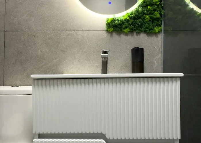 S&s 1 Bedroom With Balcony And Garden Free Parking At Location 2 Spaces *