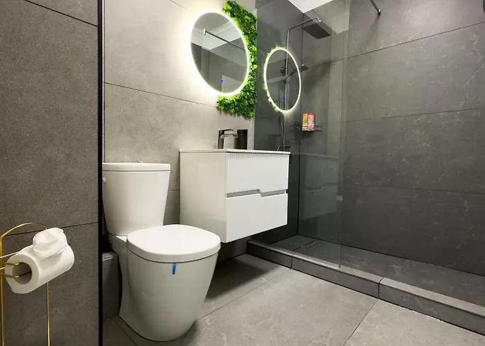 S&s 1 Bedroom With Balcony And Garden Free Parking At Location 2 Spaces *