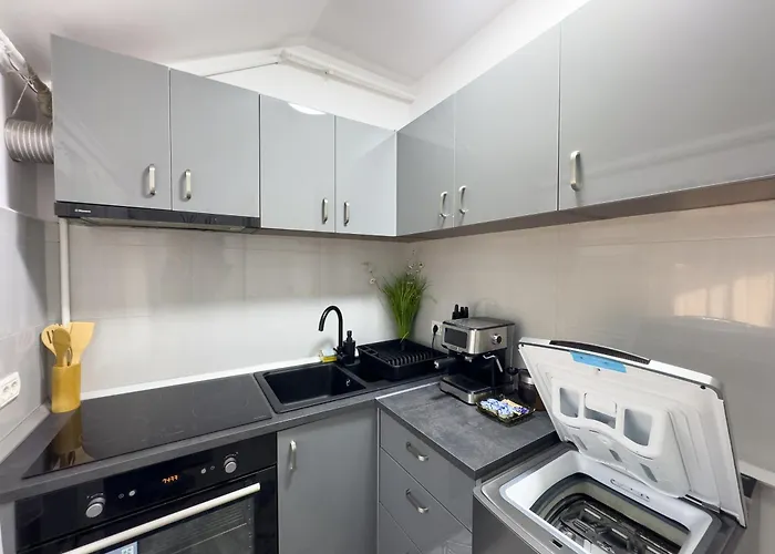 S&s 1 Bedroom With Balcony And Garden Free Parking At Location 2 Spaces Appartamento