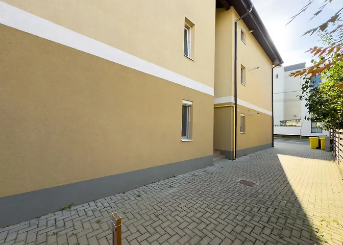 S&s 1 Bedroom With Balcony And Garden Free Parking At Location 2 Spaces *